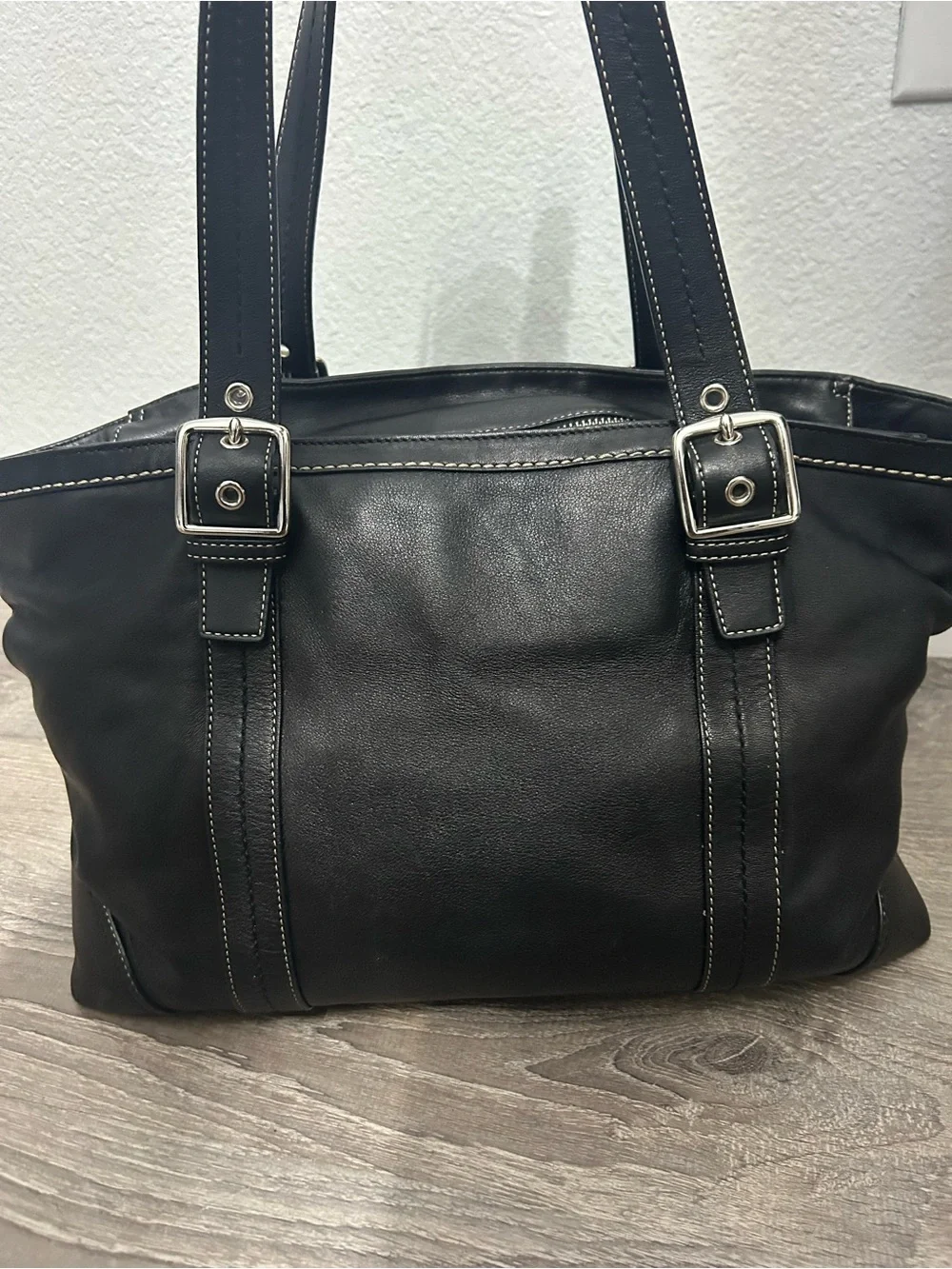 Classic Black Leather Tote Bag with Contrast Stitching